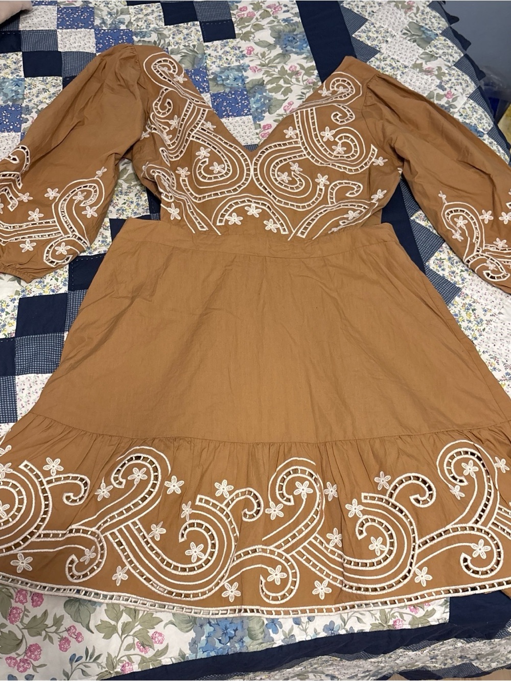 NWT Express Embroidered Eyelet
V-Neck Tie Back Mini Dress 3/4 sleeves Size L.